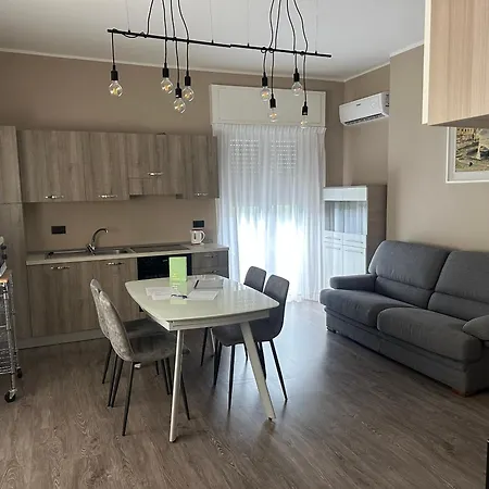 Renzo, Dongo, Di Apartman