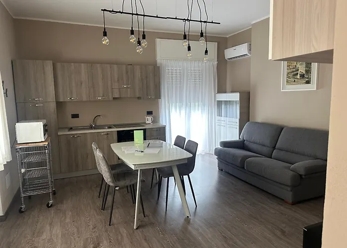 Renzo, Dongo, Di Apartamento